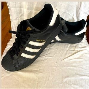 Adías Superstar ✔️🤍🖤